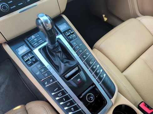 Used 2018 Porsche Macan AWD/4WD image 26