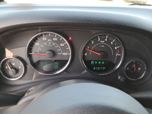 Used 2018 Jeep Wrangler Unlimited Sahara w/ Connectivity Group image 18