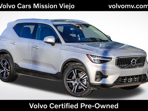 Used 2025 Volvo XC40 B5 Core image 1