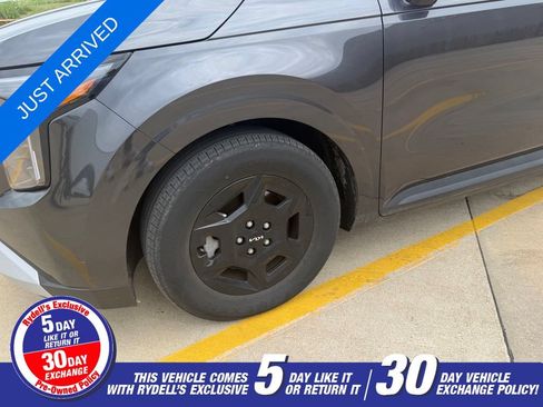 Used 2025 Kia Carnival FWD image 10
