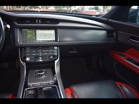 Used 2018 Jaguar XF First Edition AWD/4WD image 31