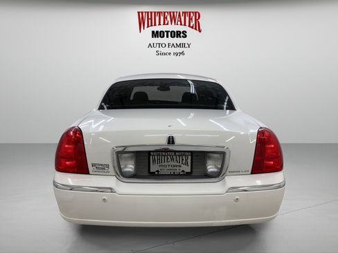 Used 2003 Lincoln Town Car Signature image 3