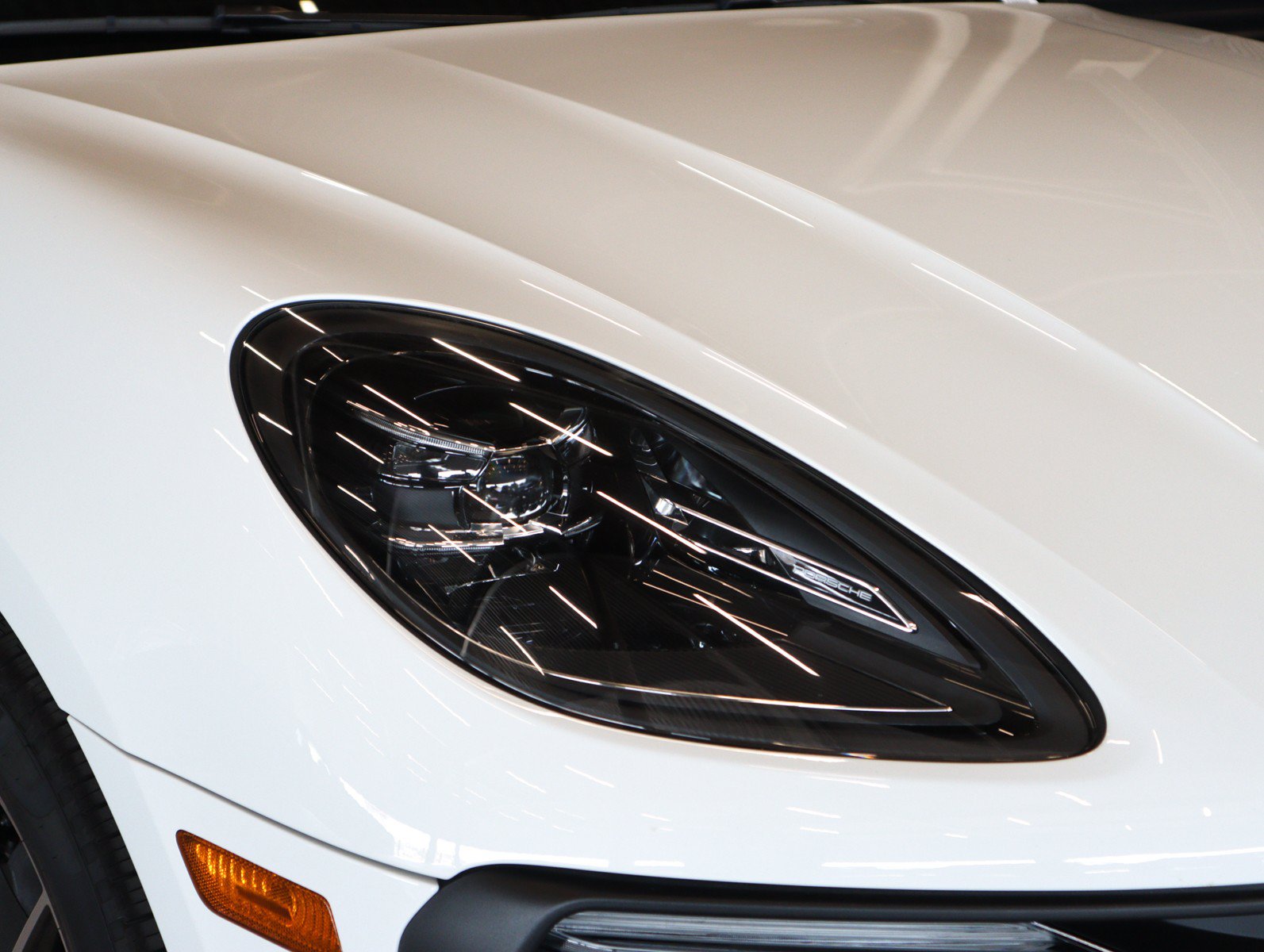 Certified 2024 Porsche Macan AWD/4WD image 30