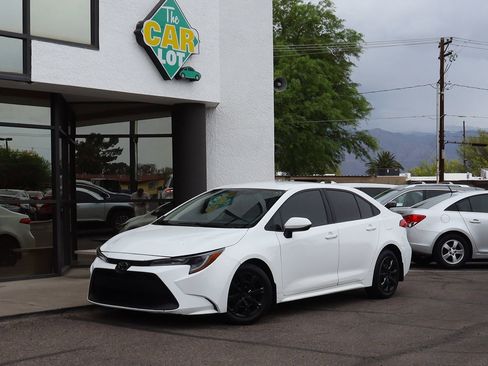 Used 2021 Toyota Corolla LE image 2