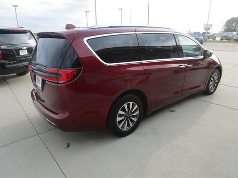 Used 2021 Chrysler Pacifica Touring-L image 8