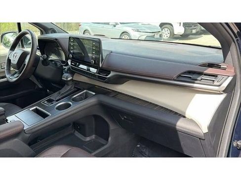 Certified 2024 Toyota Sienna Platinum FWD image 40