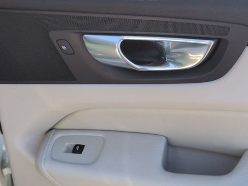 Used 2021 Volvo XC60 T5 Momentum w/ Premium Package FWD image 33