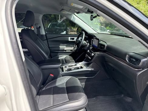 Used 2021 Ford Explorer Limited w/ Equipment Group 301A AWD/4WD image 9