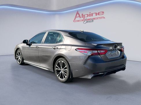 Used 2020 Toyota Camry SE image 3