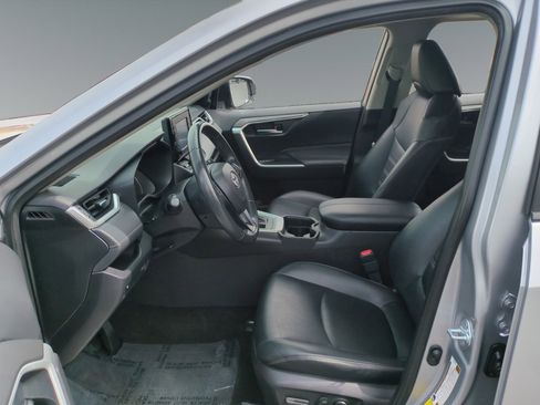Used 2021 Toyota RAV4 XLE Premium image 9