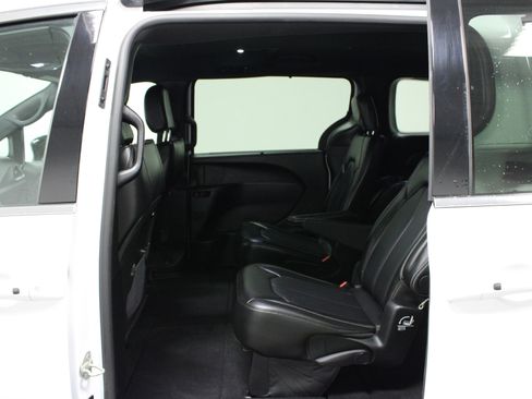 Used 2025 Chrysler Pacifica Select image 13