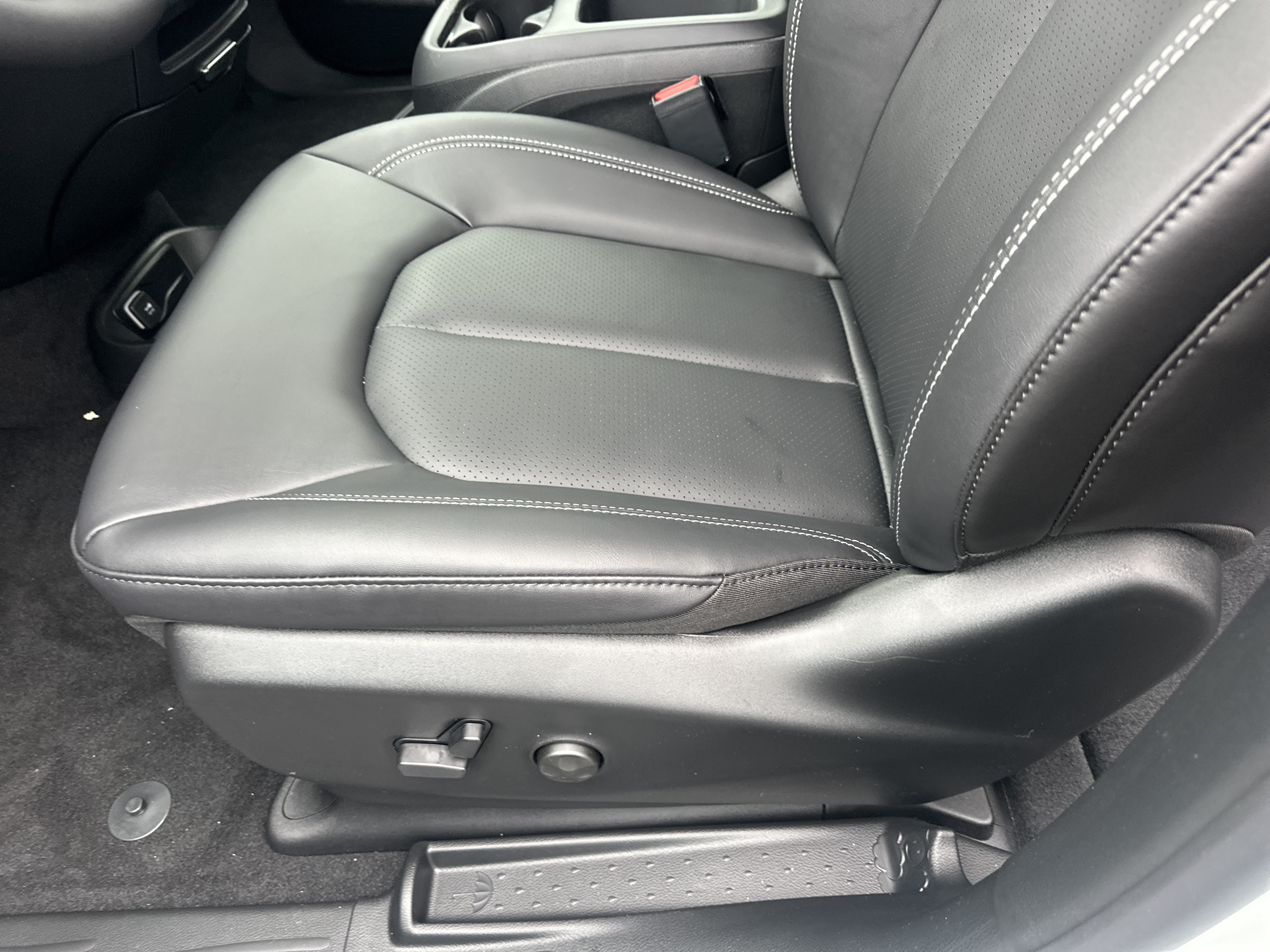 New 2026 Chrysler Pacifica Select AWD/4WD image 22