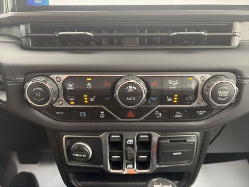 Used 2025 Jeep Wrangler Sahara w/ Safety Group image 27