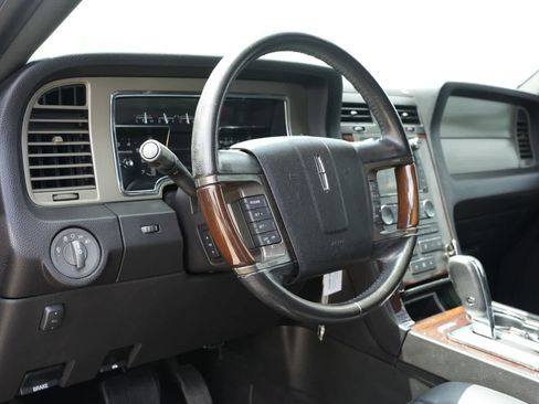 Used 2014 Lincoln Navigator 4WD image 17