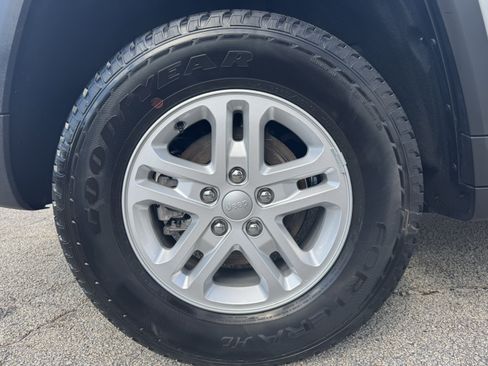 Used 2024 Jeep Grand Cherokee Laredo RWD image 19