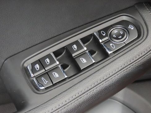 Certified 2025 Porsche Macan AWD/4WD image 38