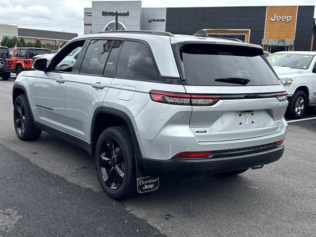 Used 2023 Jeep Grand Cherokee Altitude AWD/4WD image 6