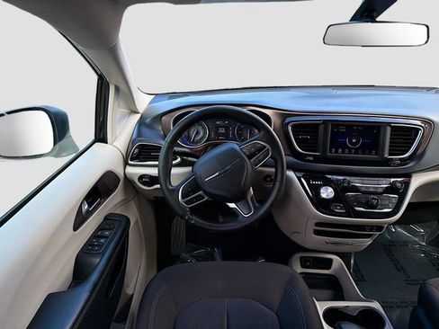 Used 2020 Chrysler Voyager L FWD image 20