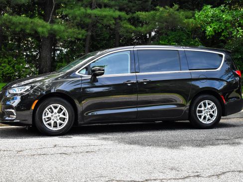 Used 2024 Chrysler Pacifica Touring-L FWD image 3