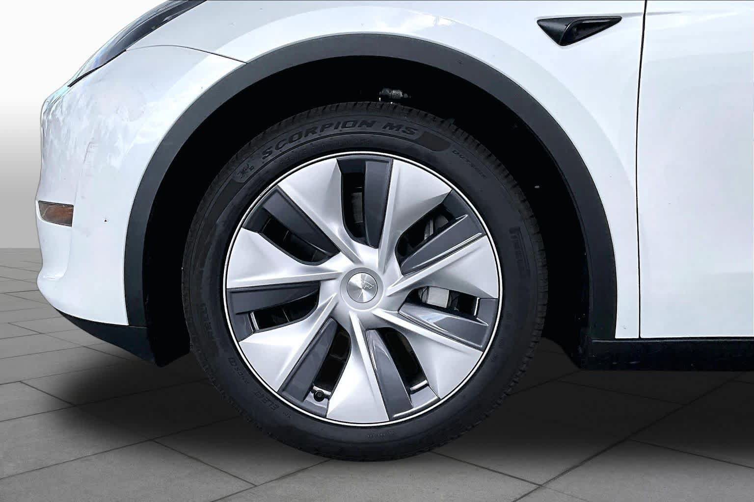 Used 2024 Tesla Model Y Long Range AWD/4WD image 10