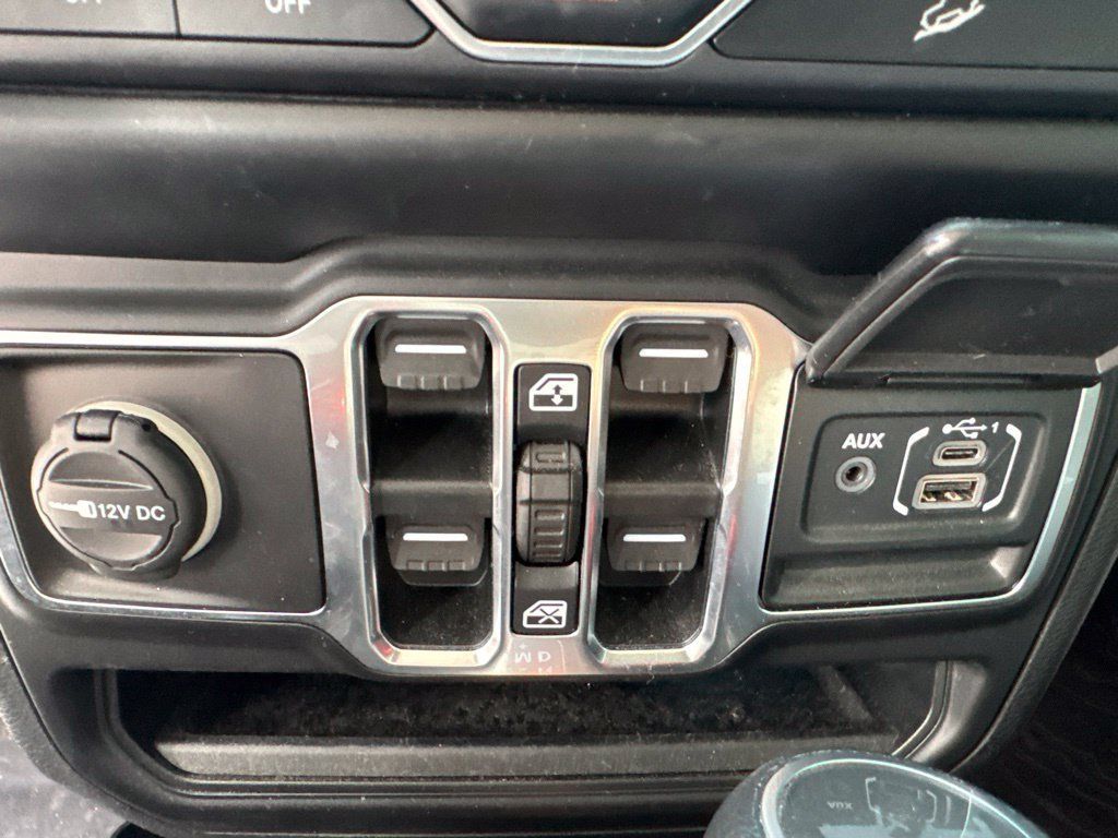 Used 2020 Jeep Wrangler Unlimited Sahara w/ Cold Weather Group AWD/4WD image 15