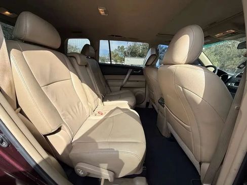 Used 2012 Toyota Highlander SE w/ Tow Pkg FWD image 20