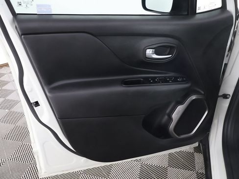 Used 2022 Jeep Renegade Latitude AWD/4WD image 17