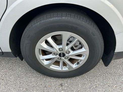 Used 2023 Kia Carnival LX FWD image 10