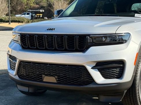 New 2025 Jeep Grand Cherokee Altitude image 10