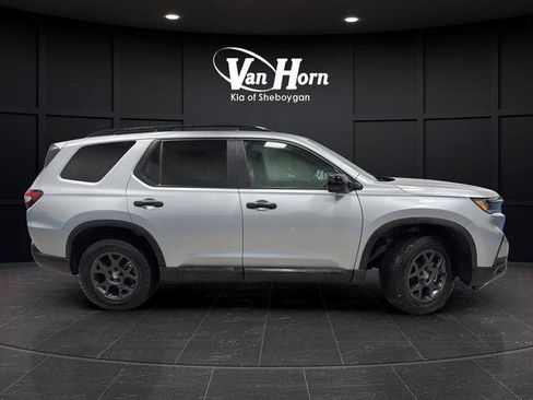 Used 2025 Honda Pilot TrailSport image 2
