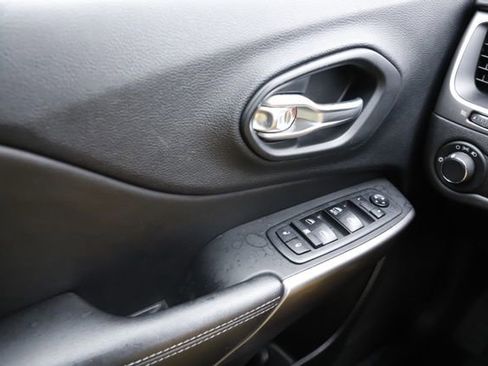 Used 2019 Jeep Cherokee Sport image 22