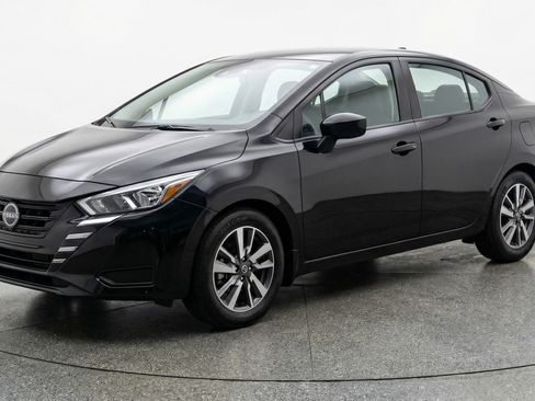 Used 2025 Nissan Versa SV image 3