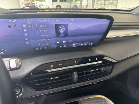 Certified 2025 Buick Enclave Avenir AWD/4WD image 13