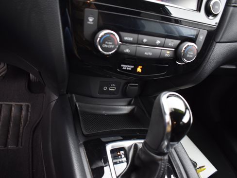 Used 2018 Nissan Rogue SV image 20