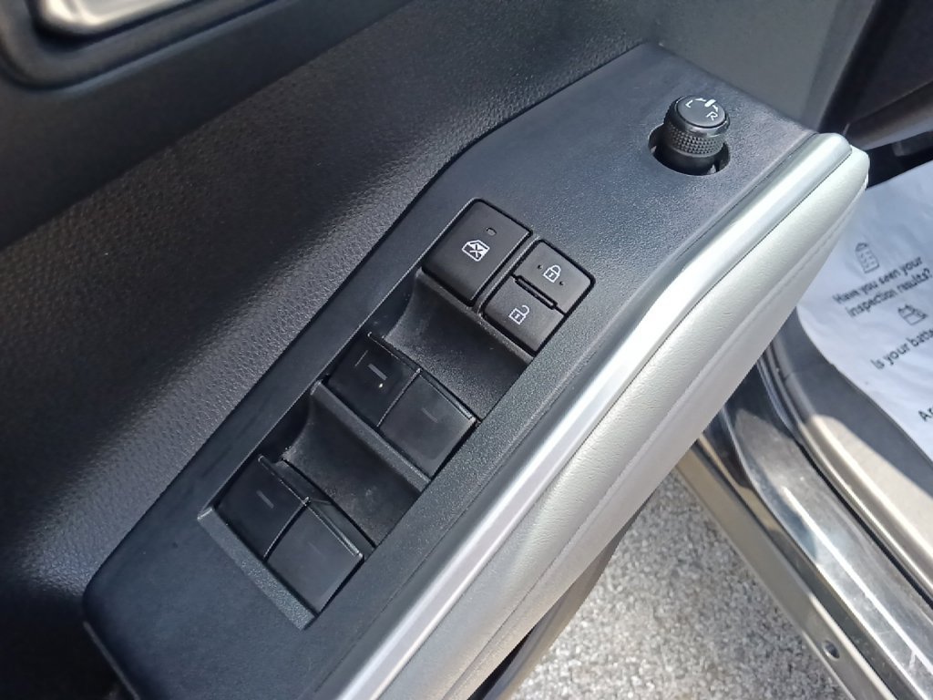 Used 2022 Toyota Highlander XLE AWD/4WD image 12