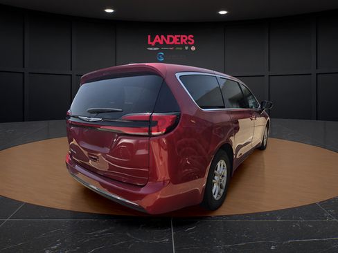 Used 2024 Chrysler Pacifica Touring-L FWD image 2