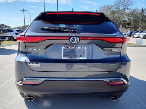 Used 2024 Toyota Venza XLE image 5