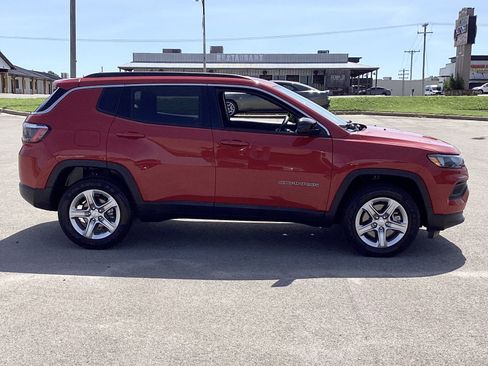 Used 2024 Jeep Compass Latitude AWD/4WD image 4