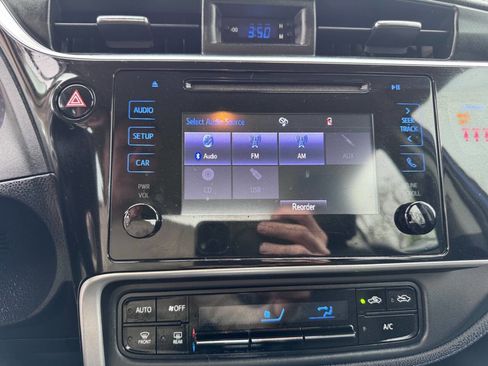 Used 2018 Toyota Corolla SE image 22