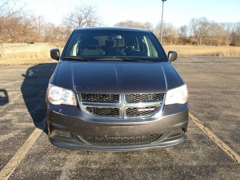 Used 2017 Dodge Grand Caravan SE image 3