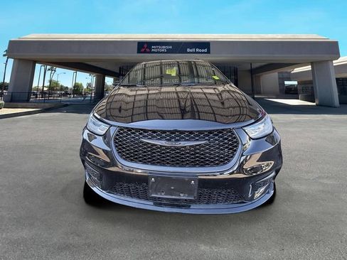 Used 2025 Chrysler Pacifica Limited FWD image 2