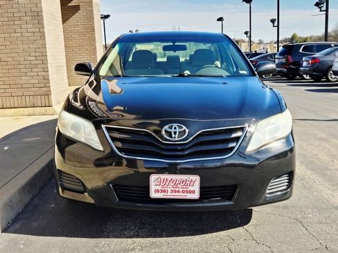 Used 2010 Toyota Camry LE image 2