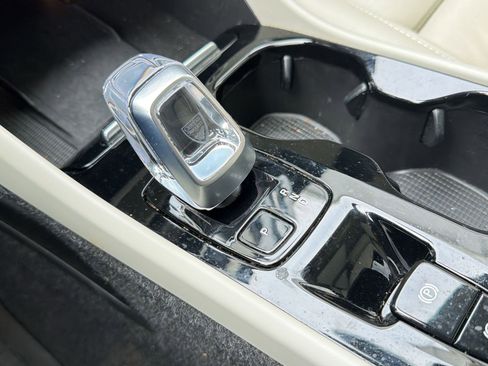 Used 2023 Volvo XC40 B5 Ultimate w/ Protection Package Premier image 18