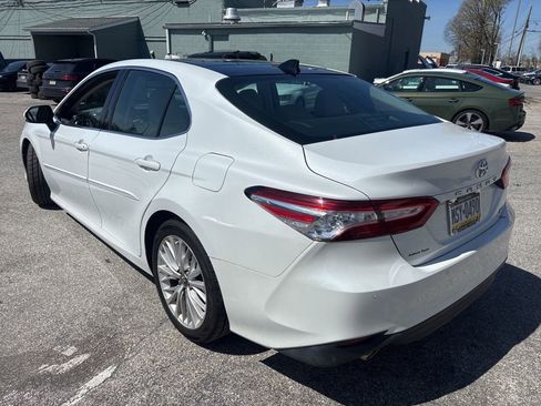 Used 2018 Toyota Camry XLE image 3