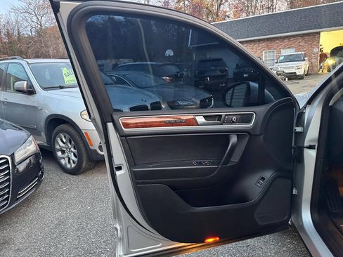 Used 2014 Volkswagen Touareg TDI image 33