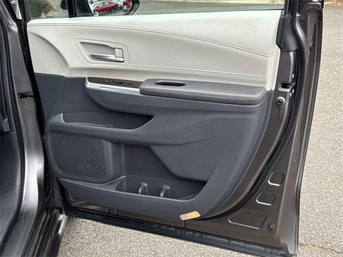 Used 2024 Toyota Sienna XLE image 8