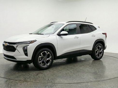 Used 2025 Chevrolet Trax LT FWD image 3