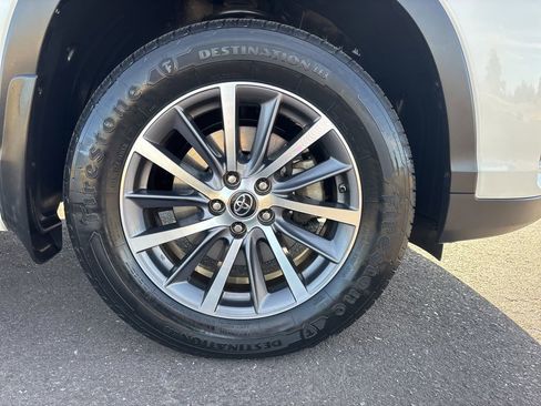 Used 2017 Toyota Highlander XLE w/ Carpet Mat Package AWD/4WD image 35