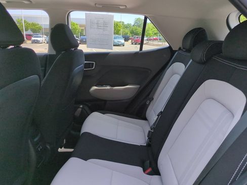 Used 2025 Hyundai Venue SEL FWD image 14