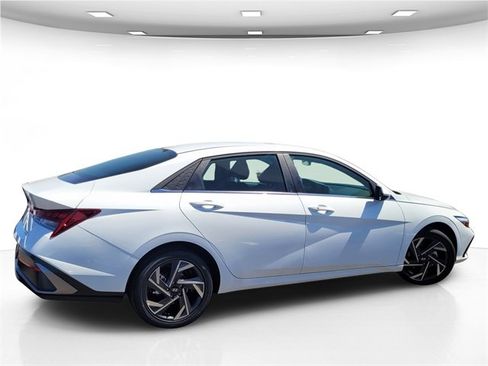 New 2025 Hyundai Elantra SEL image 9